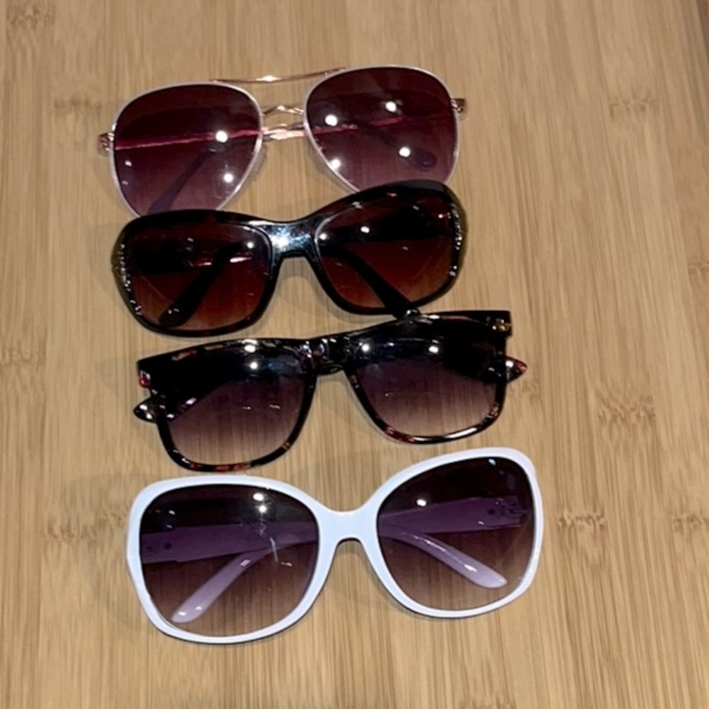 Tahari, IMAN, CHICOS, sojos 4 pairs of women’s sunglasses